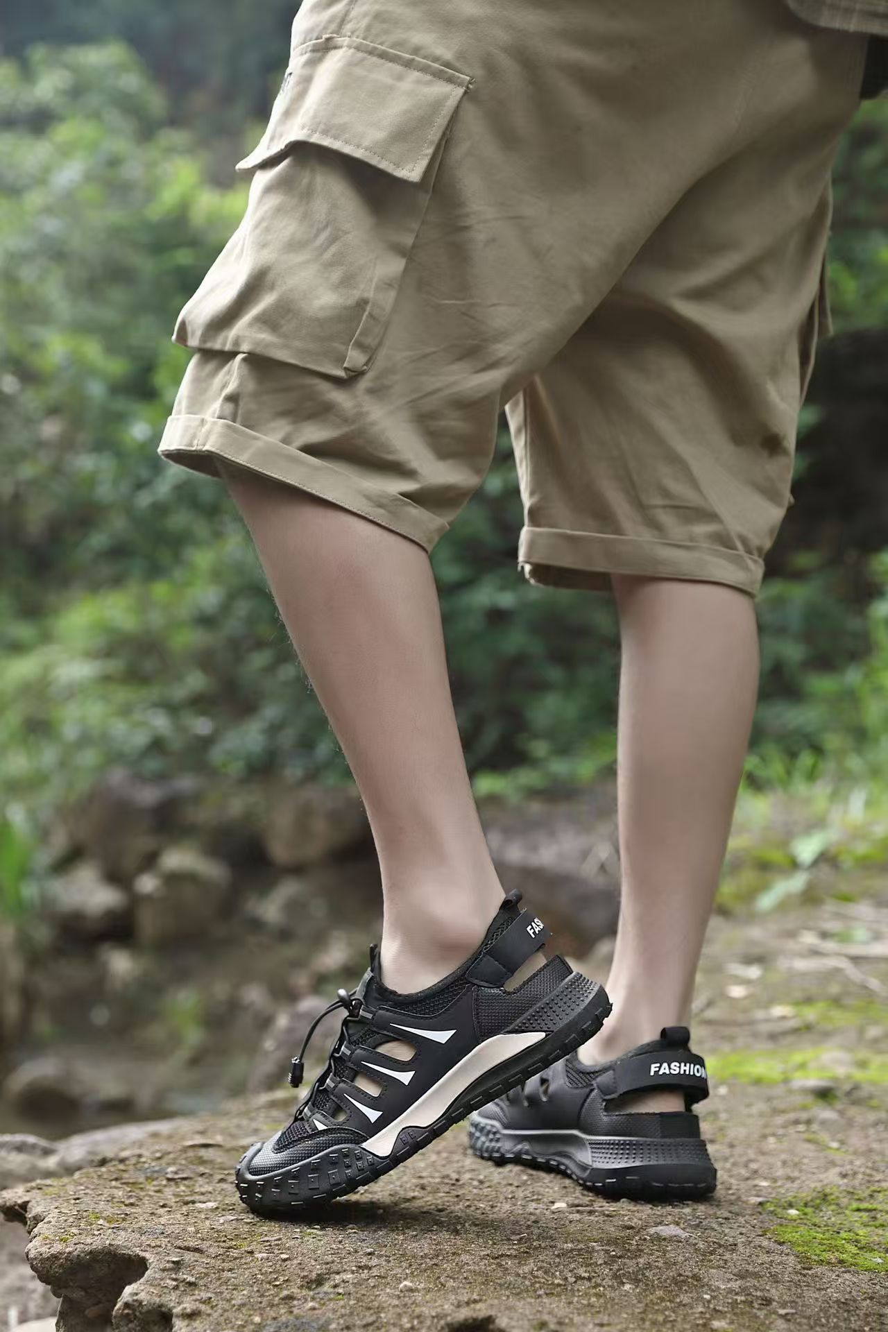 Sandals, men's shoes, outdoor shoes with hollowed-out holes, outdoor leisure sports shoes, breathable wading shoes with toe caps for the beach.