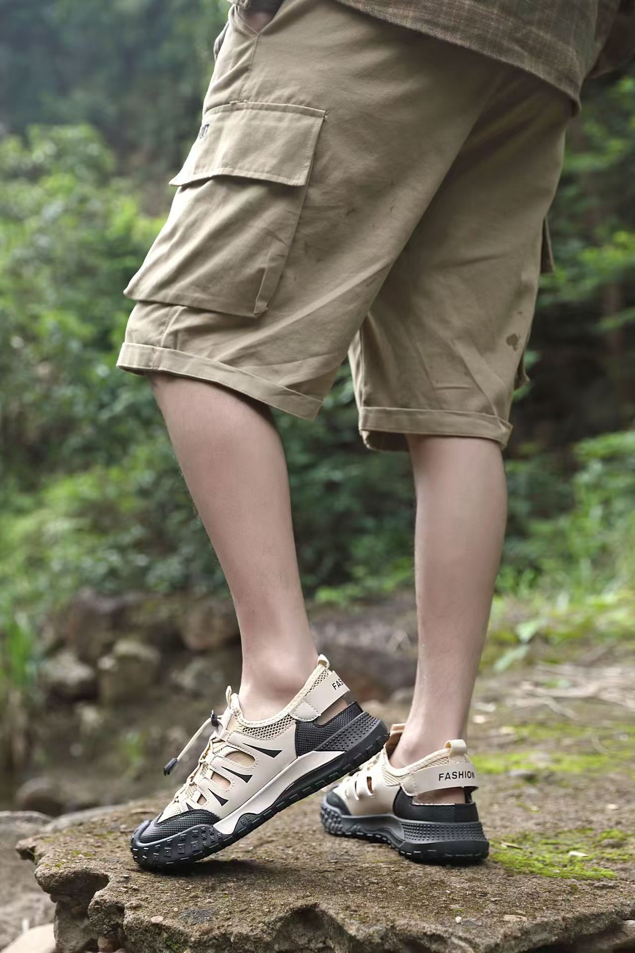 Sandals, men's shoes, outdoor shoes with hollowed-out holes, outdoor leisure sports shoes, breathable wading shoes with toe caps for the beach.
