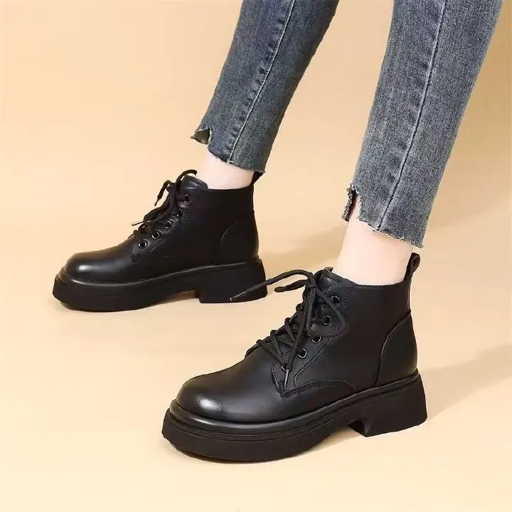 Ladies' Martin boots, round-toe lace-up Martin boots, large size genuine leather thick-soled versatile leather shoes, fashionable anti-slip wear-resistant black Martin boots.