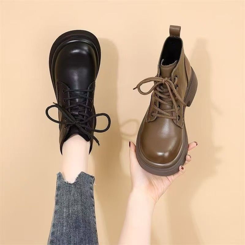 Ladies' Martin boots, round-toe lace-up Martin boots, large size genuine leather thick-soled versatile leather shoes, fashionable anti-slip wear-resistant black Martin boots.