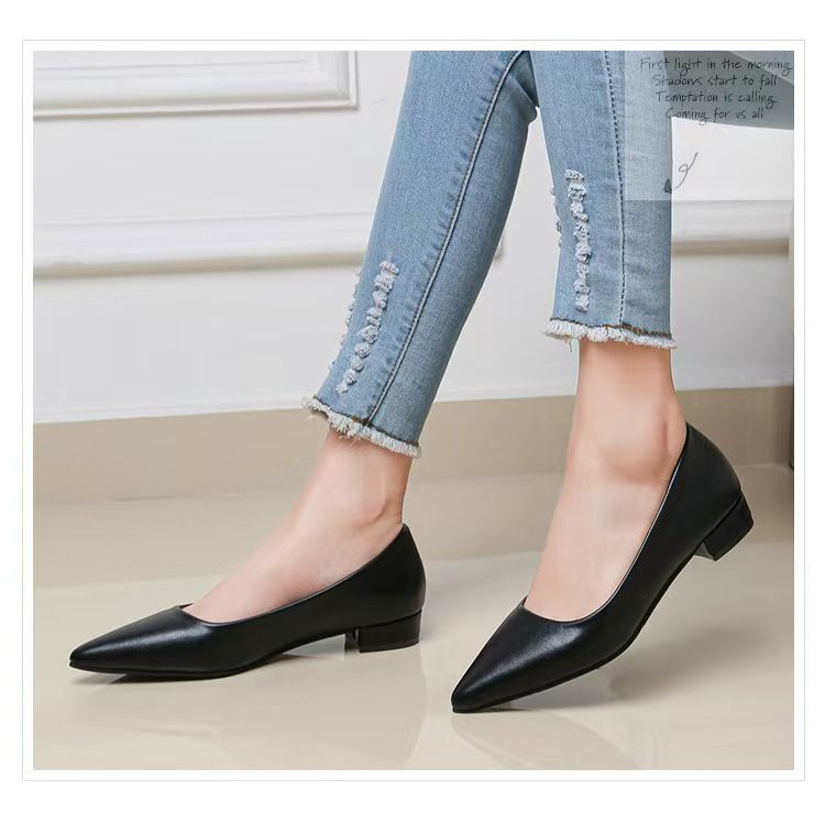 Women's pointed-toe, shallow-mouth, square-heeled leather shoes, business formal leather shoes, casual commuter single shoes, fashionable high-heeled women's shoes, black low-heeled leather shoes.