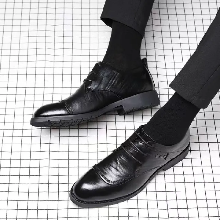 Leather shoes, lace-up pointed-toe men's shoes, fashionable black business formal leather shoes, soft-soled wear-resistant men's driving shoes.
