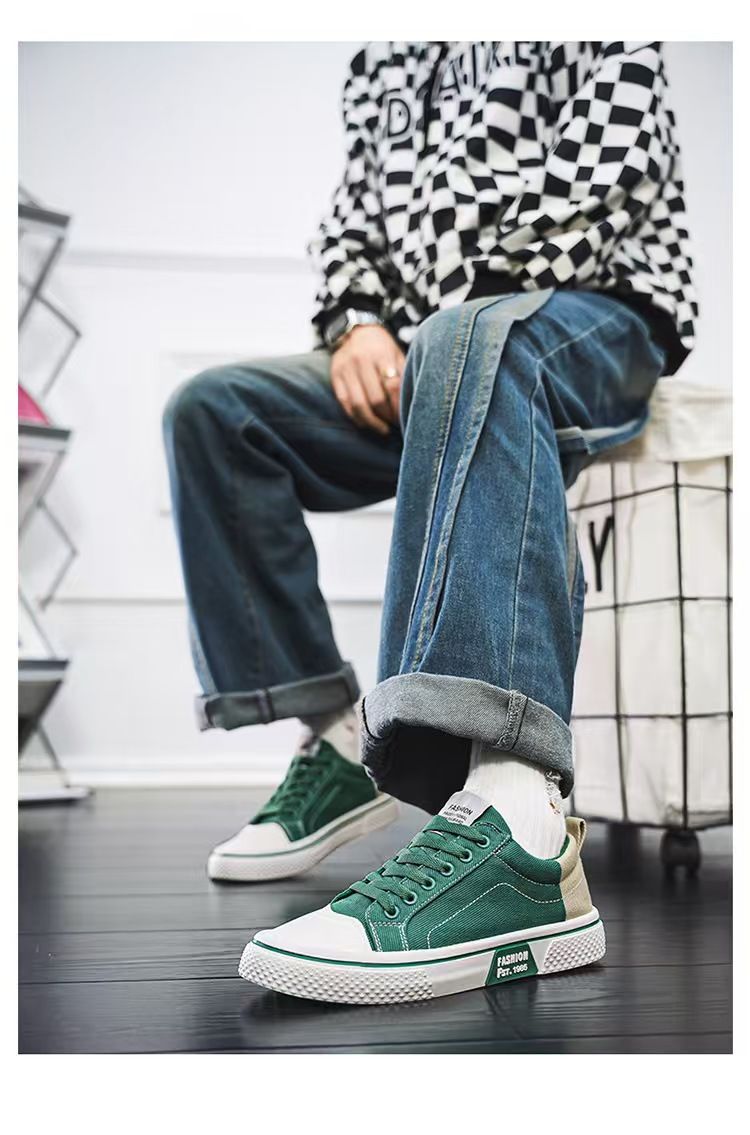 Canvas shoes, breathable and versatile skateboarding shoes, men's soft-soled casual fashionable canvas shoes, large size men's shoes.