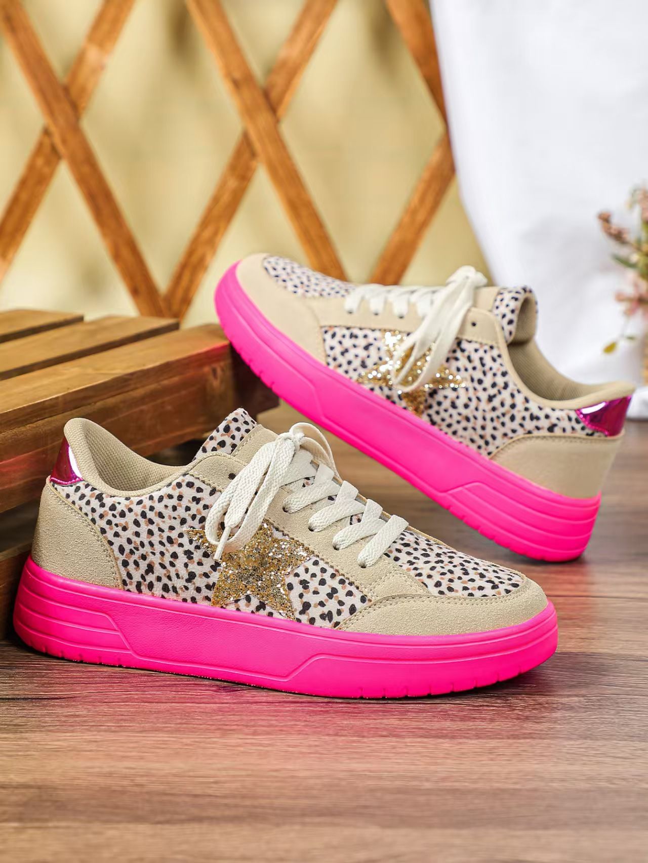 Ladies' sneakers, lightweight sneakers, soft-soled comfortable ladies' thick-soled casual shoes, fashionable star-patterned personalized leopard print sneakers.
