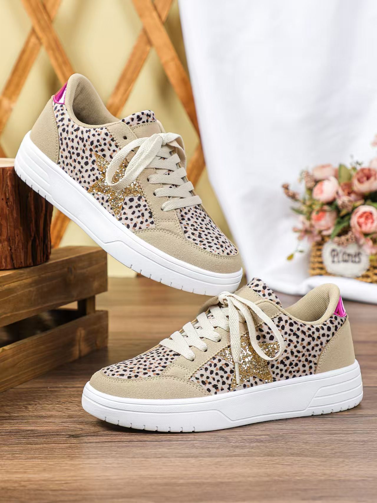 Ladies' sneakers, lightweight sneakers, soft-soled comfortable ladies' thick-soled casual shoes, fashionable star-patterned personalized leopard print sneakers.