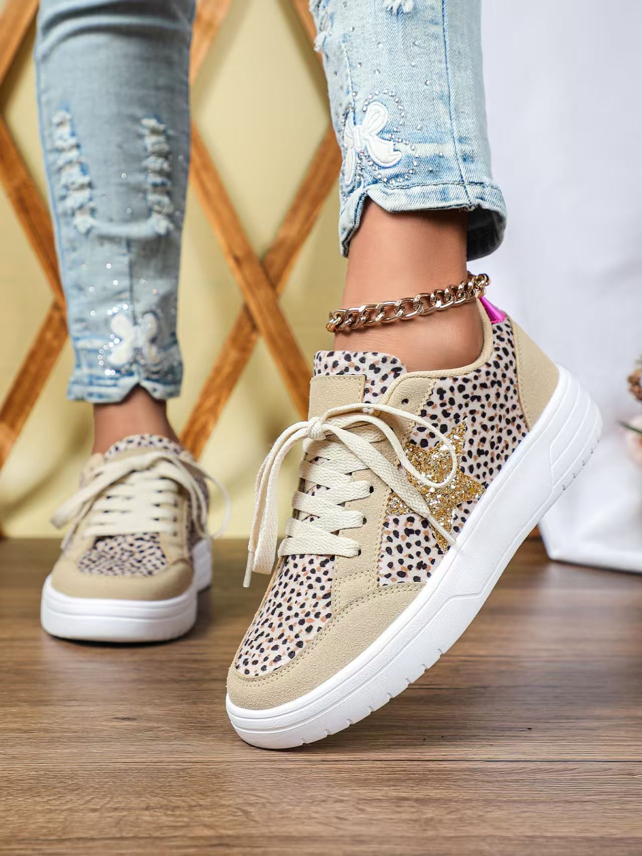 Ladies' sneakers, lightweight sneakers, soft-soled comfortable ladies' thick-soled casual shoes, fashionable star-patterned personalized leopard print sneakers.