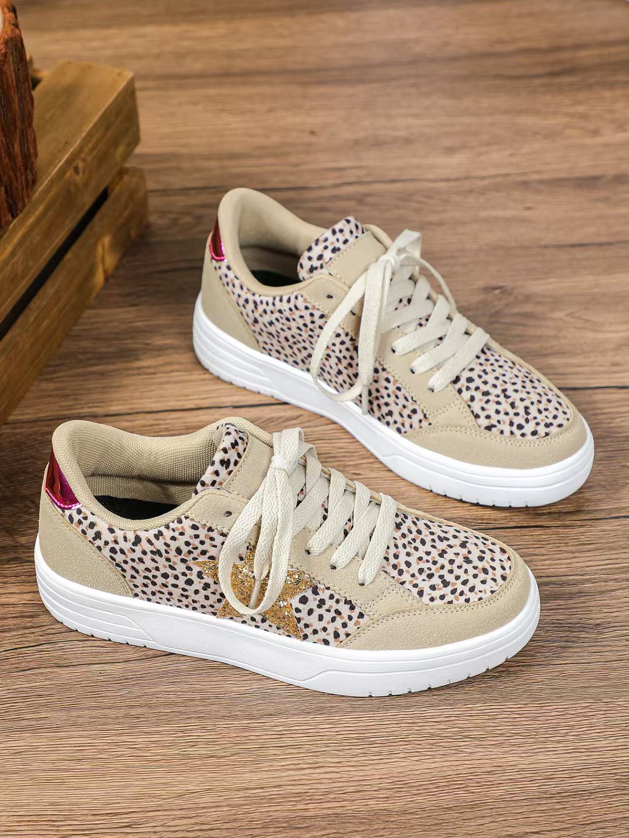 Ladies' sneakers, lightweight sneakers, soft-soled comfortable ladies' thick-soled casual shoes, fashionable star-patterned personalized leopard print sneakers.