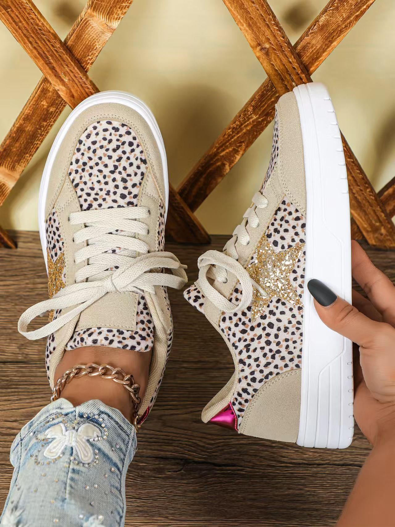 Ladies' sneakers, lightweight sneakers, soft-soled comfortable ladies' thick-soled casual shoes, fashionable star-patterned personalized leopard print sneakers.