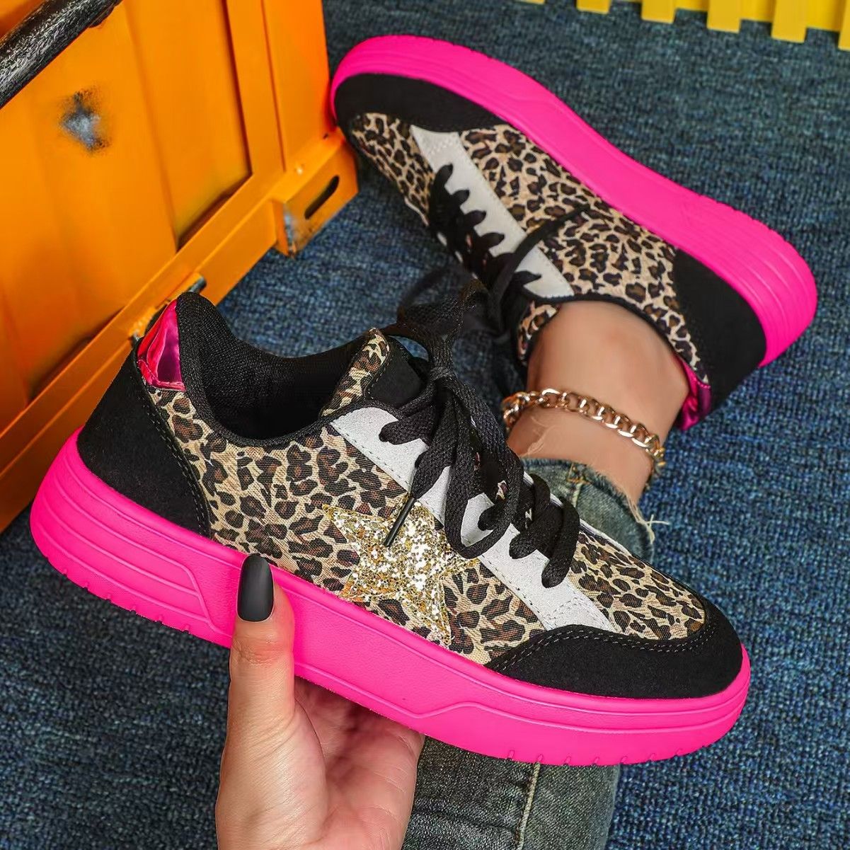 Ladies' sneakers, lightweight sneakers, soft-soled comfortable ladies' thick-soled casual shoes, fashionable star-patterned personalized leopard print sneakers.