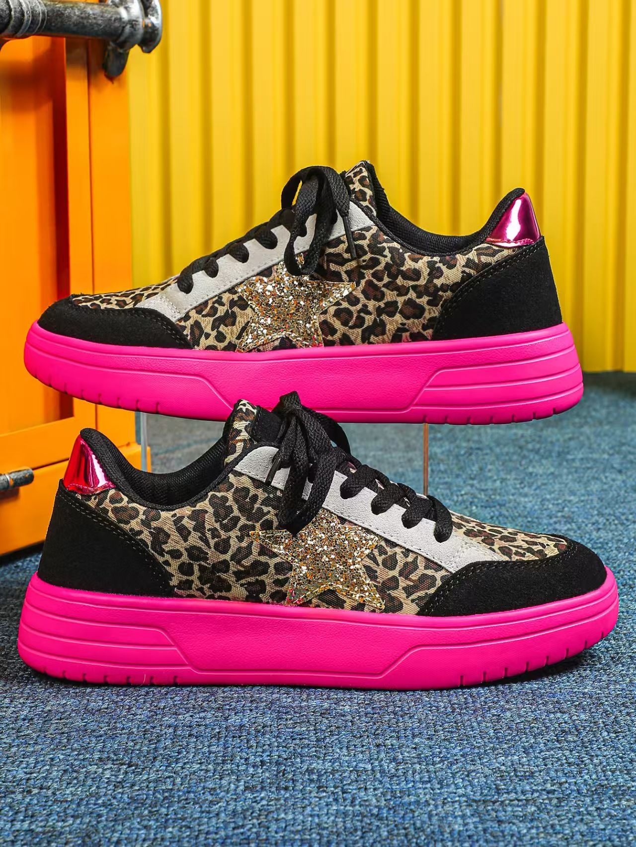 Ladies' sneakers, lightweight sneakers, soft-soled comfortable ladies' thick-soled casual shoes, fashionable star-patterned personalized leopard print sneakers.