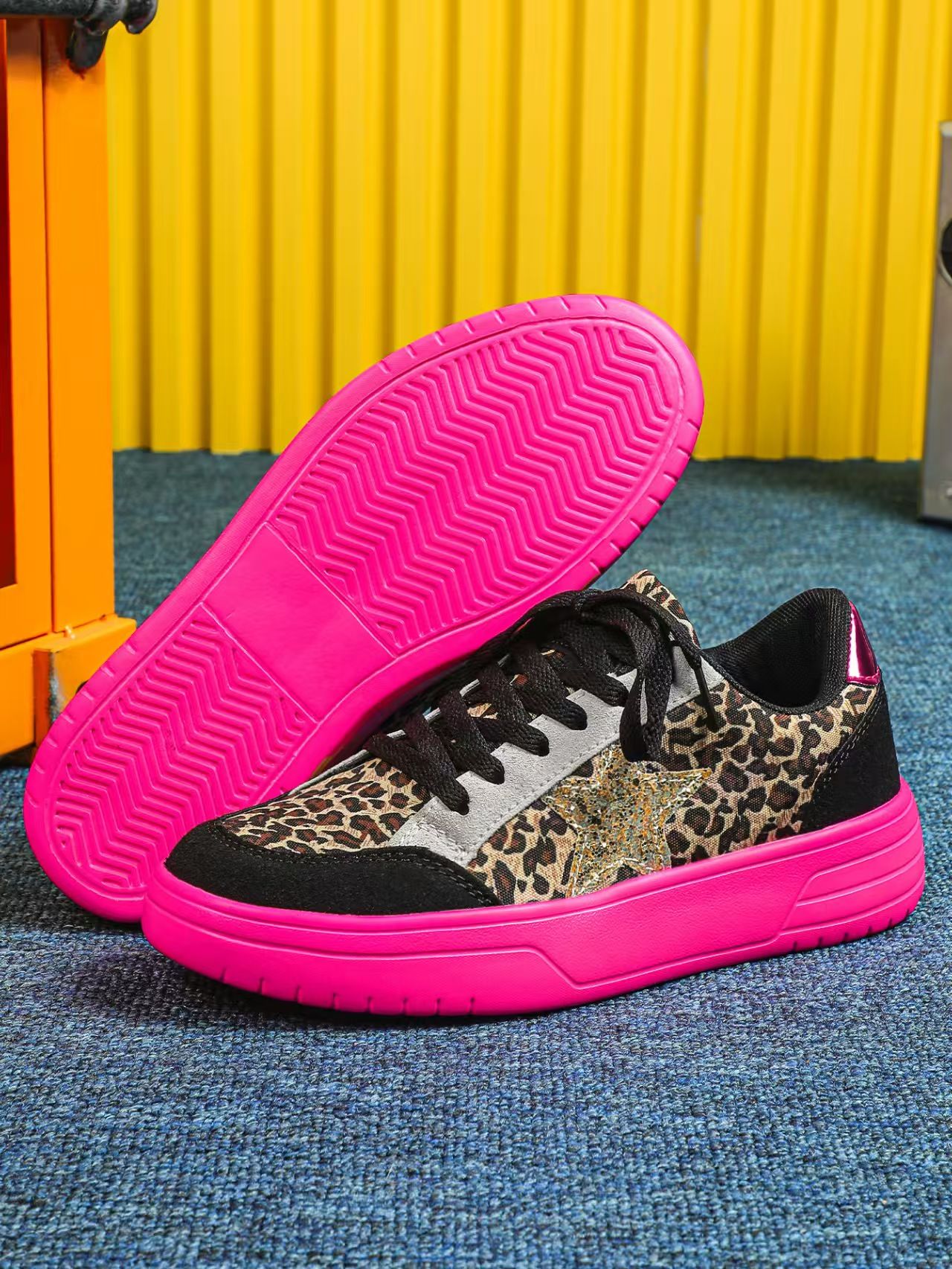 Ladies' sneakers, lightweight sneakers, soft-soled comfortable ladies' thick-soled casual shoes, fashionable star-patterned personalized leopard print sneakers.