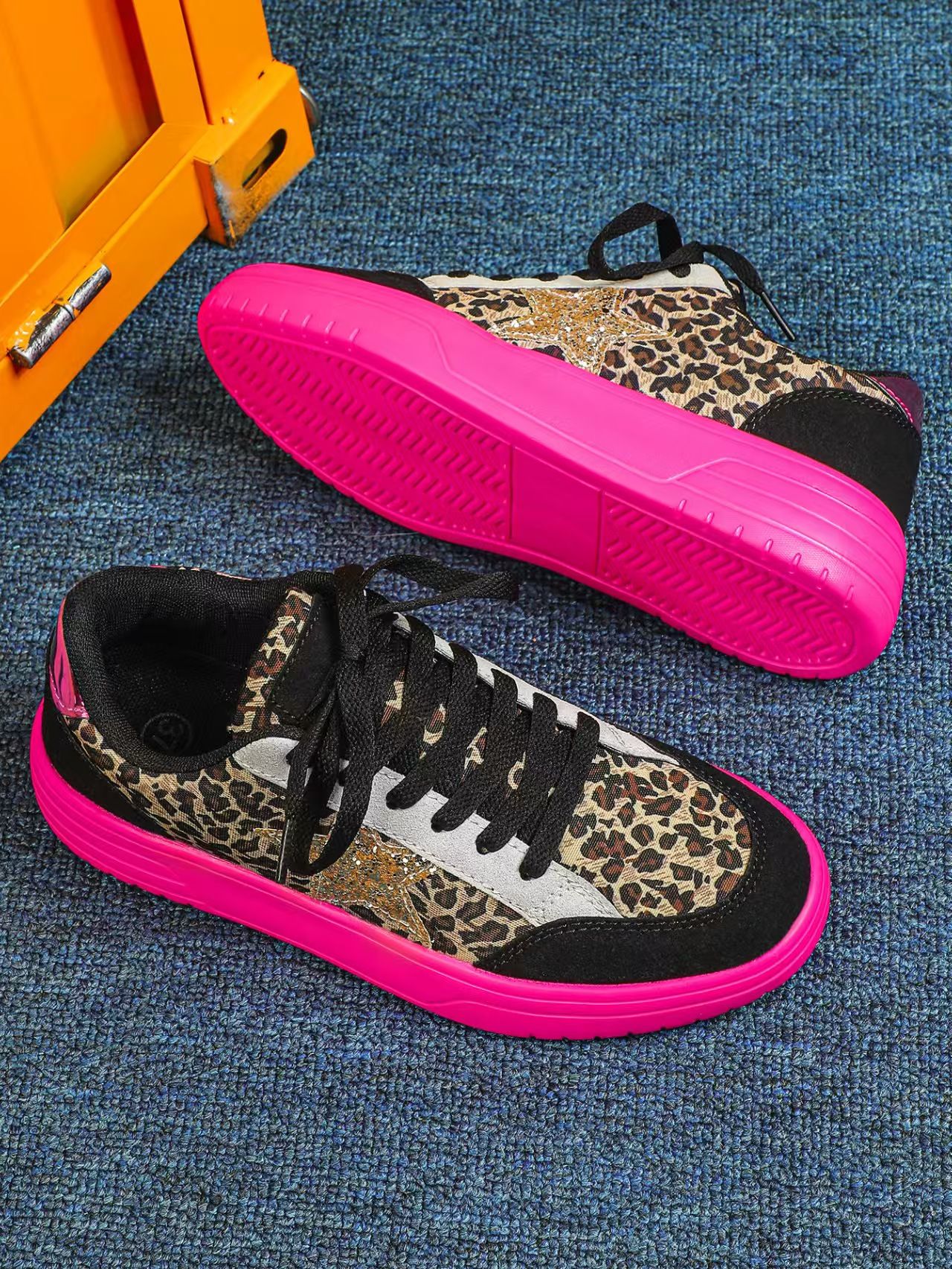 Ladies' sneakers, lightweight sneakers, soft-soled comfortable ladies' thick-soled casual shoes, fashionable star-patterned personalized leopard print sneakers.