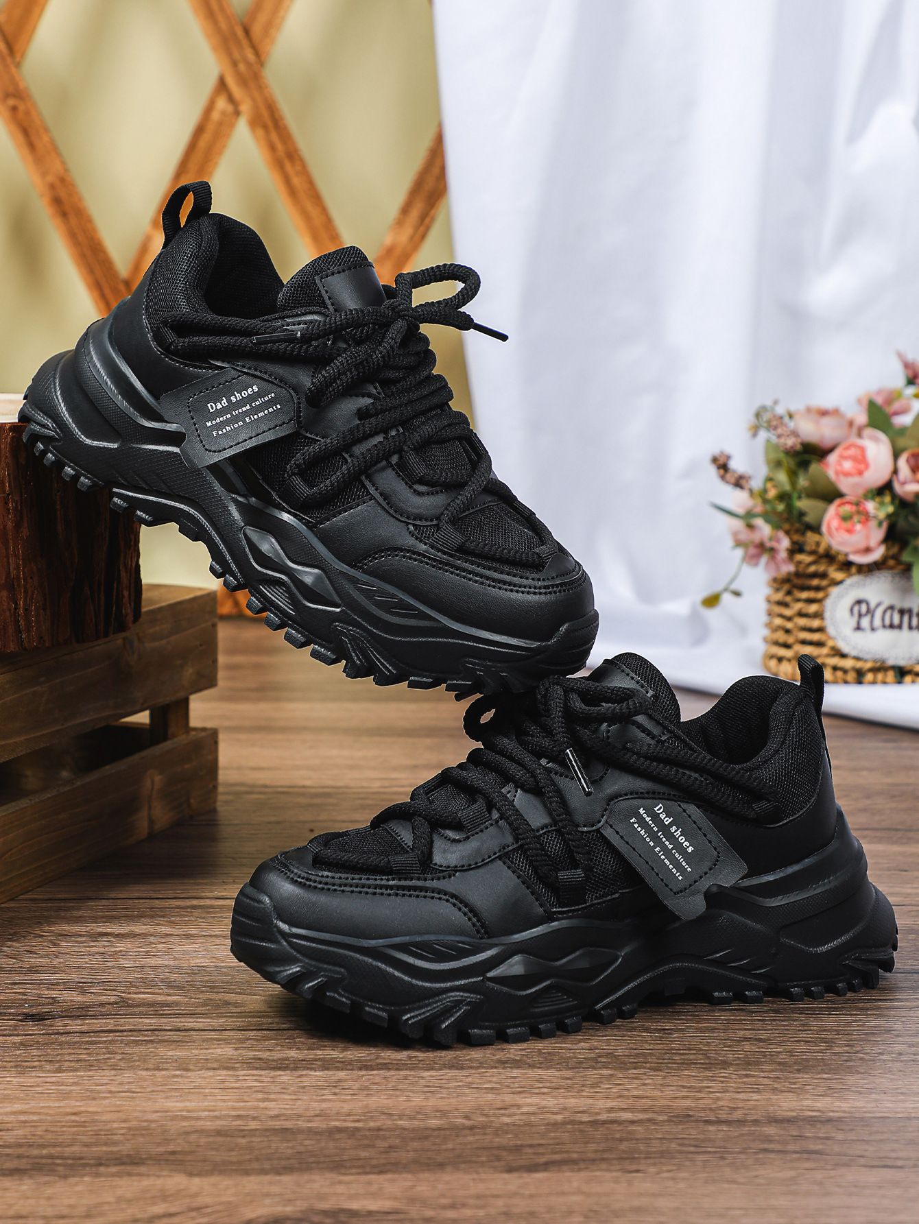 Thick-soled height-increasing sneakers with breathable mesh surface, comfortable and casual, fashionable and versatile outdoor sneakers for couples.