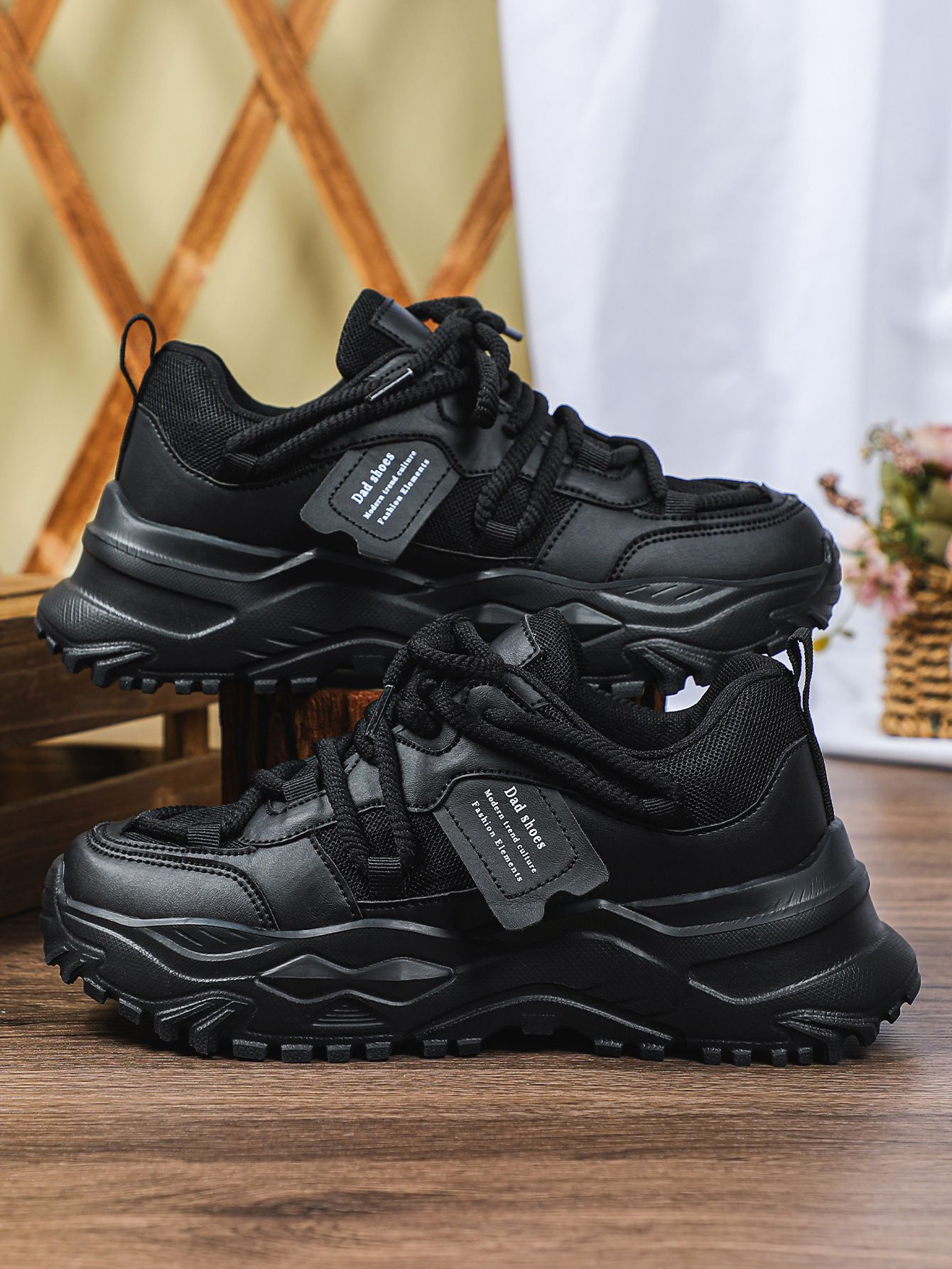 Thick-soled height-increasing sneakers with breathable mesh surface, comfortable and casual, fashionable and versatile outdoor sneakers for couples.