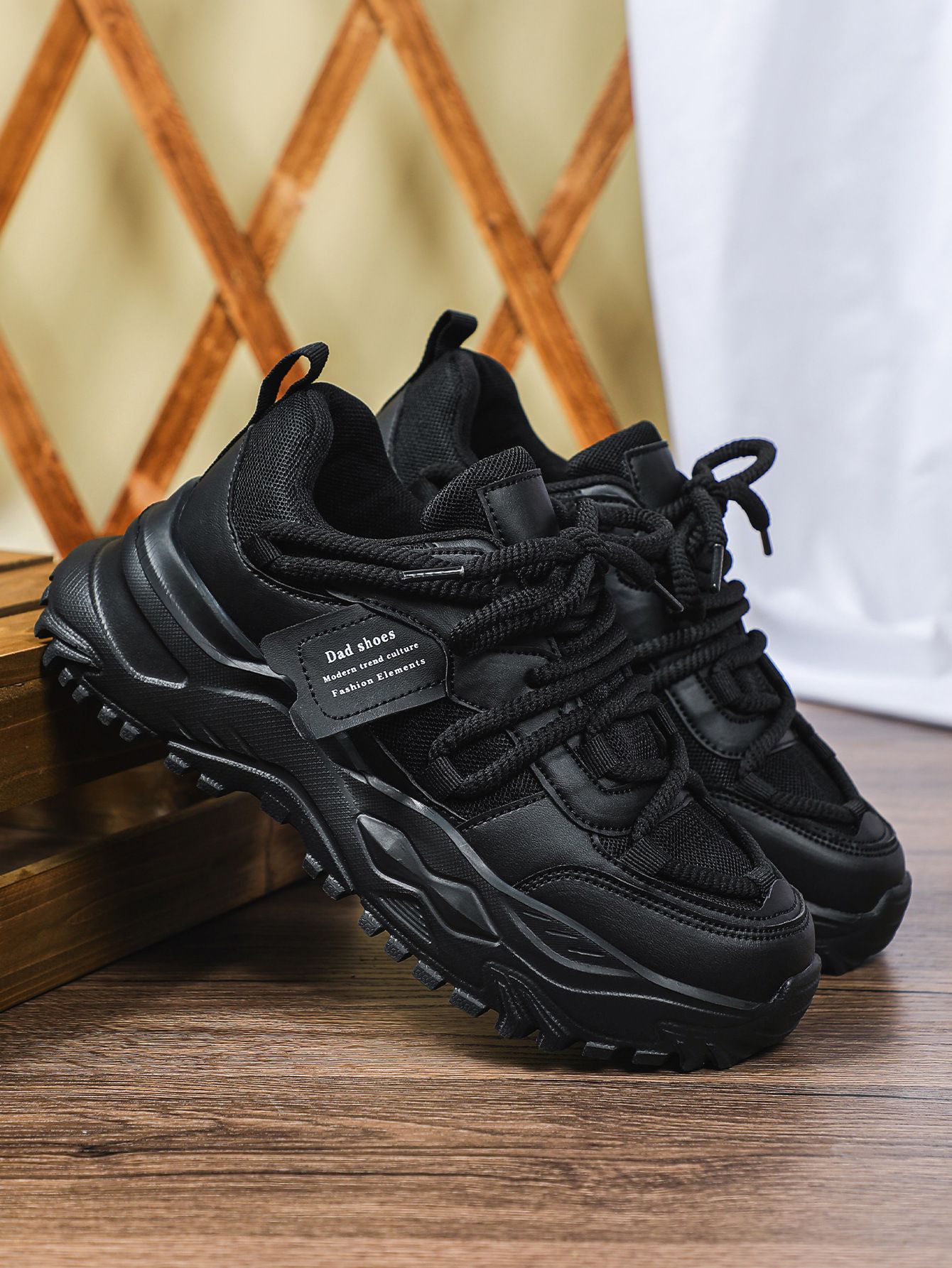 Thick-soled height-increasing sneakers with breathable mesh surface, comfortable and casual, fashionable and versatile outdoor sneakers for couples.