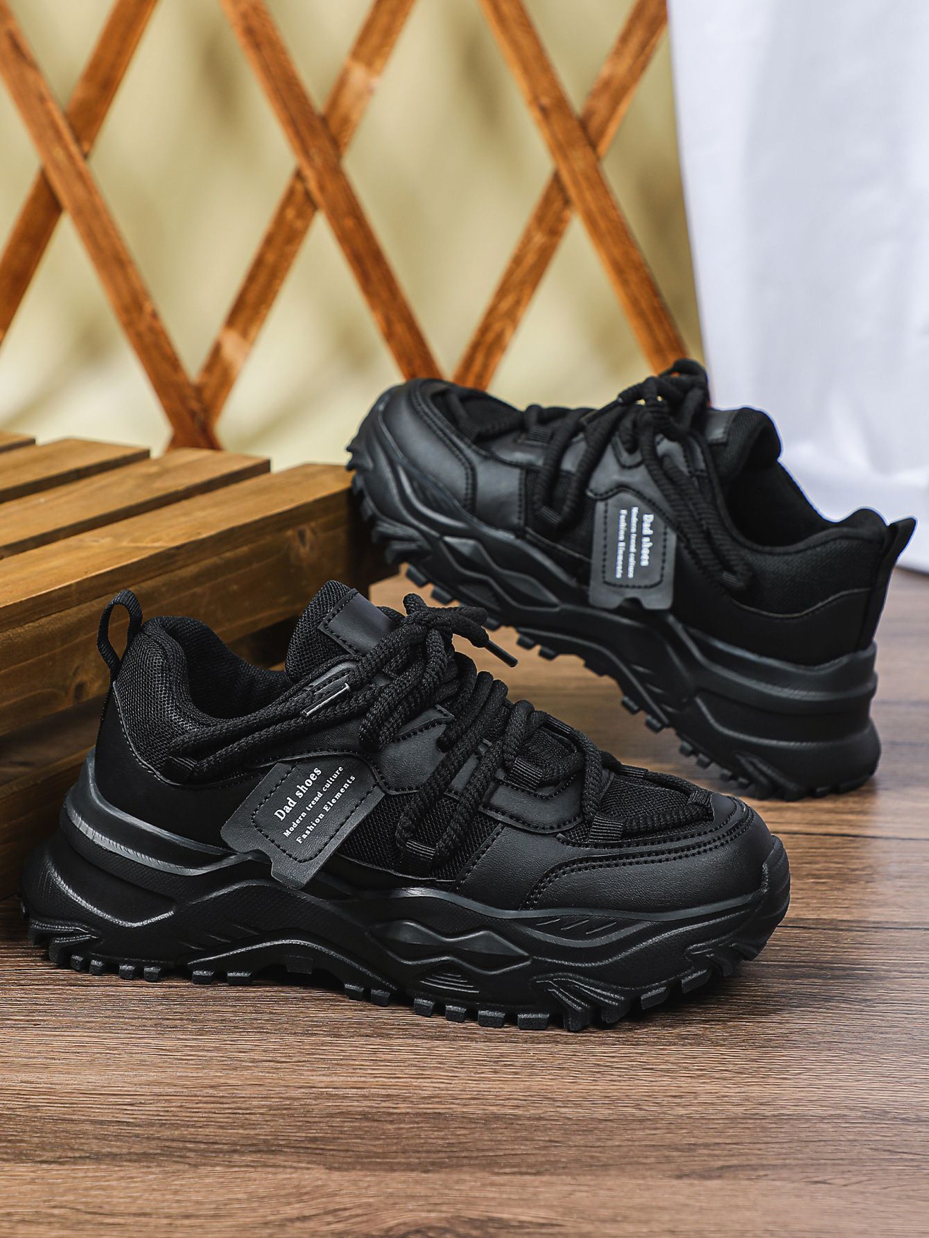 Thick-soled height-increasing sneakers with breathable mesh surface, comfortable and casual, fashionable and versatile outdoor sneakers for couples.