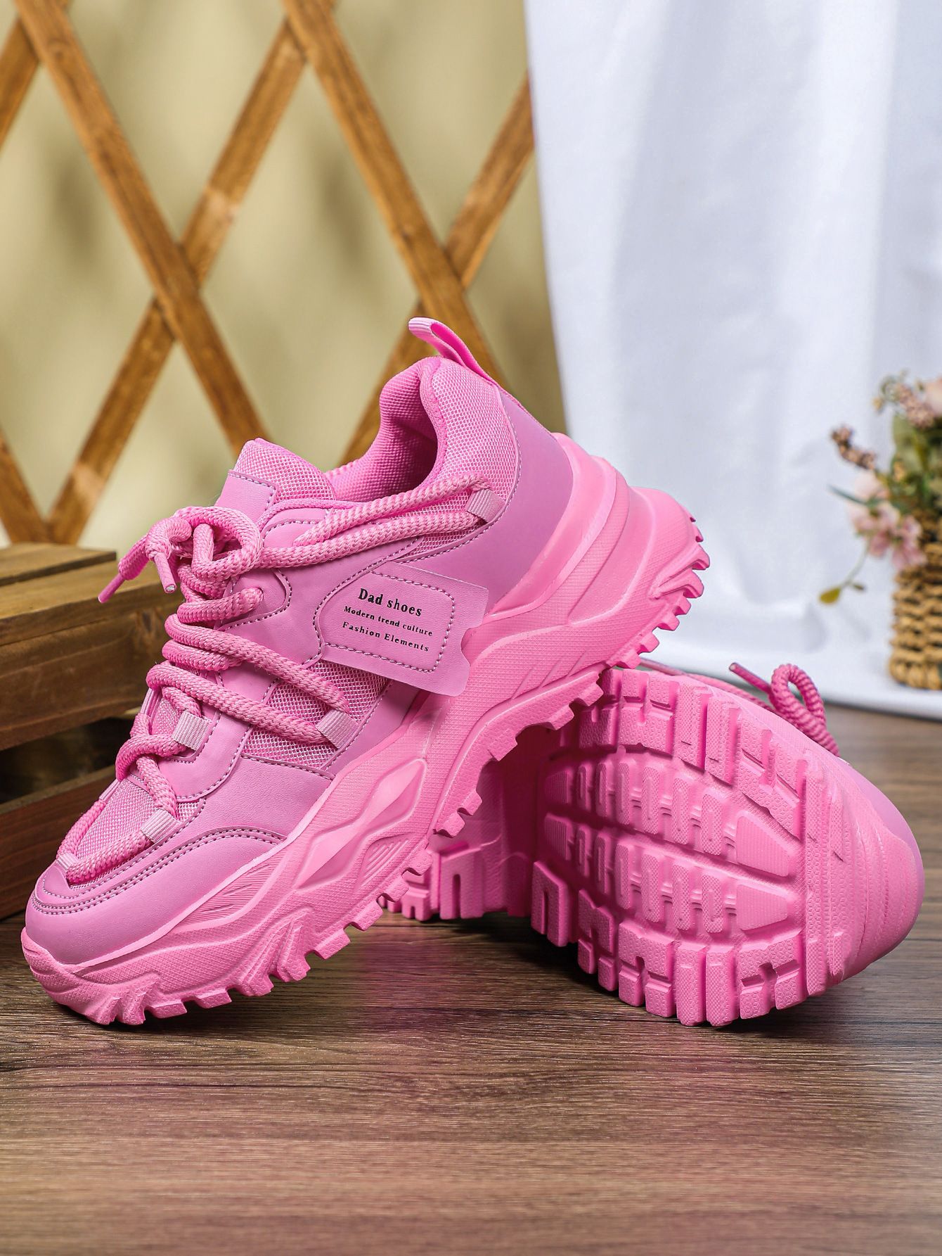 Thick-soled height-increasing sneakers with breathable mesh surface, comfortable and casual, fashionable and versatile outdoor sneakers for couples.