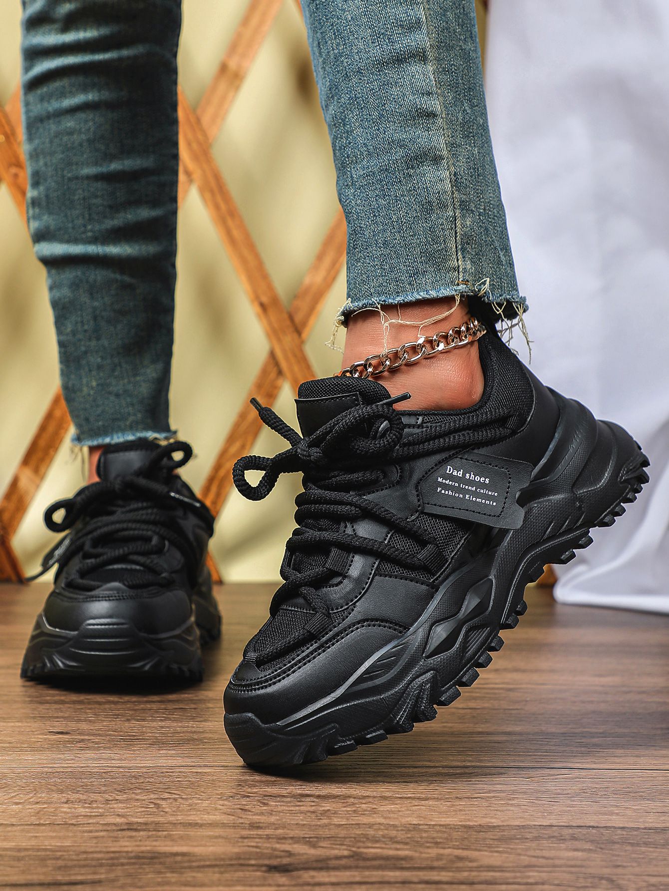 Thick-soled height-increasing sneakers with breathable mesh surface, comfortable and casual, fashionable and versatile outdoor sneakers for couples.