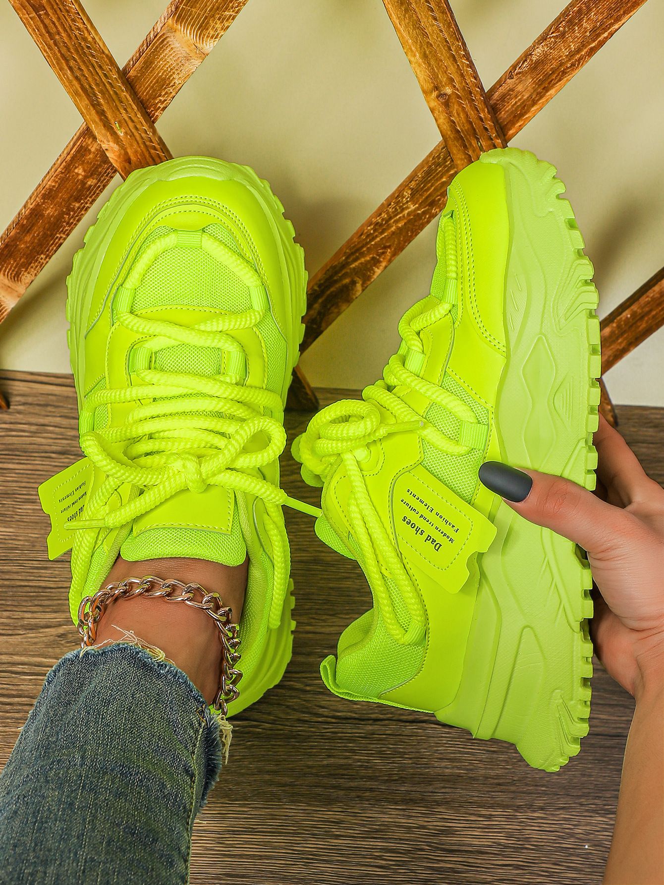 Thick-soled height-increasing sneakers with breathable mesh surface, comfortable and casual, fashionable and versatile outdoor sneakers for couples.