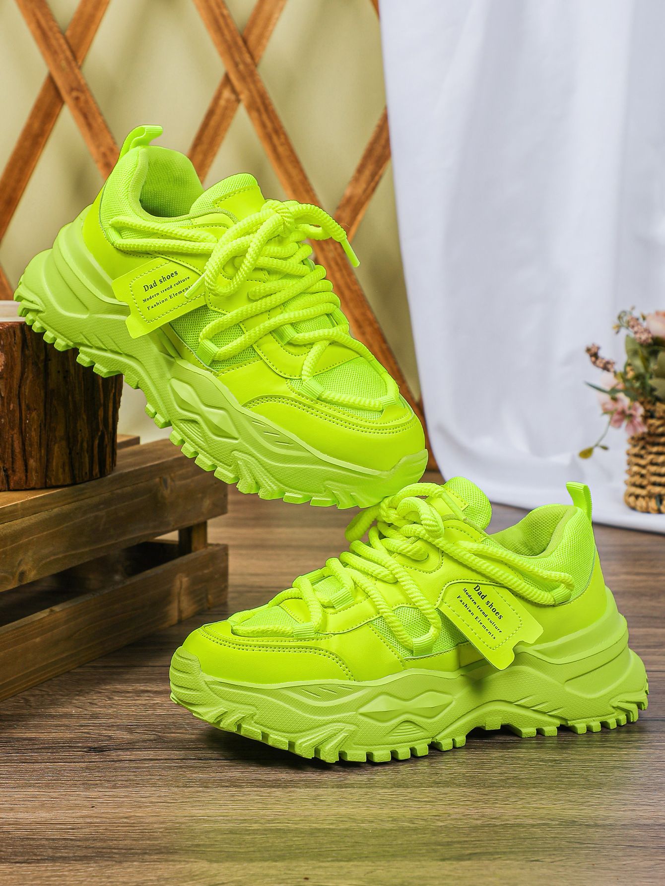 Thick-soled height-increasing sneakers with breathable mesh surface, comfortable and casual, fashionable and versatile outdoor sneakers for couples.