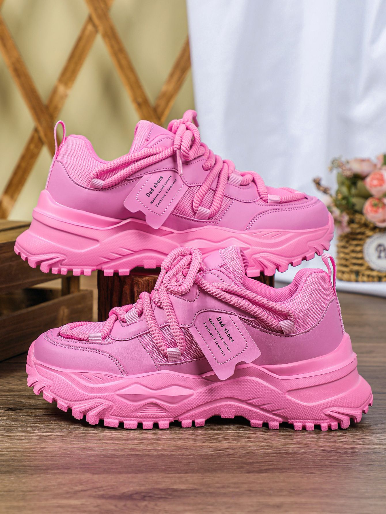 Thick-soled height-increasing sneakers with breathable mesh surface, comfortable and casual, fashionable and versatile outdoor sneakers for couples.