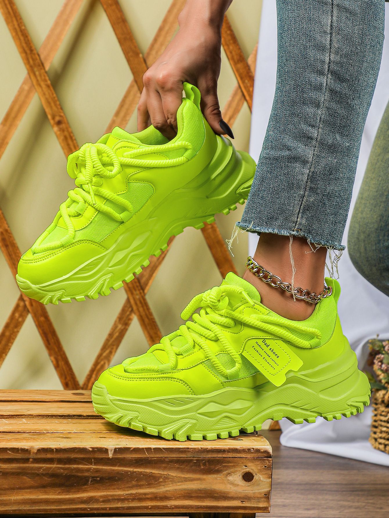 Thick-soled height-increasing sneakers with breathable mesh surface, comfortable and casual, fashionable and versatile outdoor sneakers for couples.