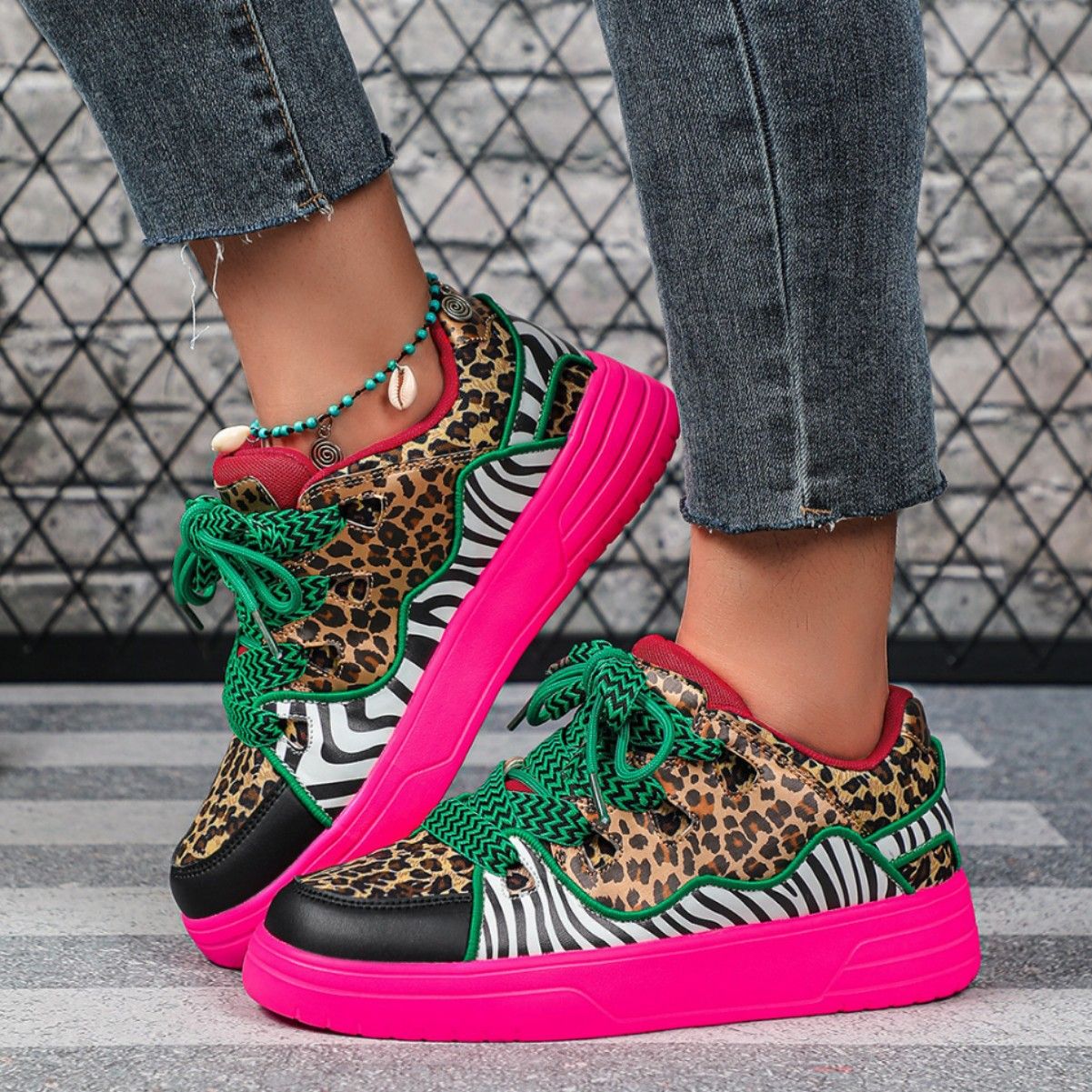 Leopard print personalized women's shoes, trendy street fashion skate shoes, thick-soled versatile outdoor couple sneakers, fashionable shoes.