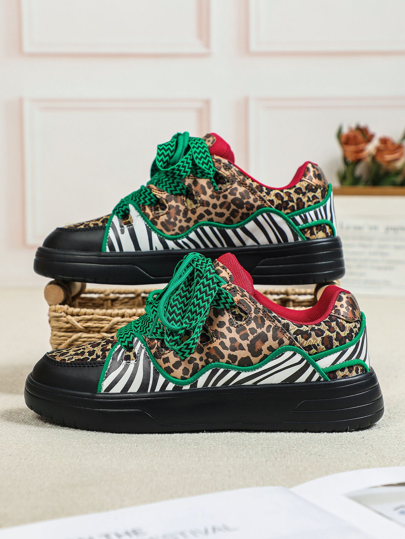 Leopard print personalized women's shoes, trendy street fashion skate shoes, thick-soled versatile outdoor couple sneakers, fashionable shoes.