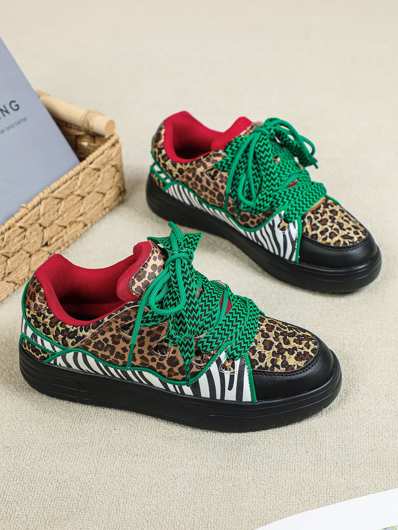 Leopard print personalized women's shoes, trendy street fashion skate shoes, thick-soled versatile outdoor couple sneakers, fashionable shoes.
