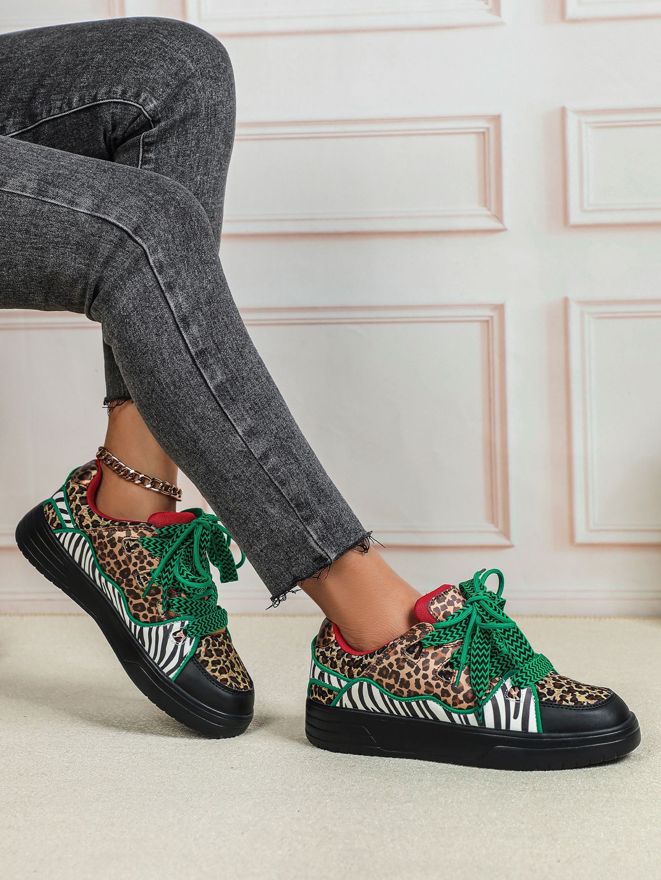Leopard print personalized women's shoes, trendy street fashion skate shoes, thick-soled versatile outdoor couple sneakers, fashionable shoes.