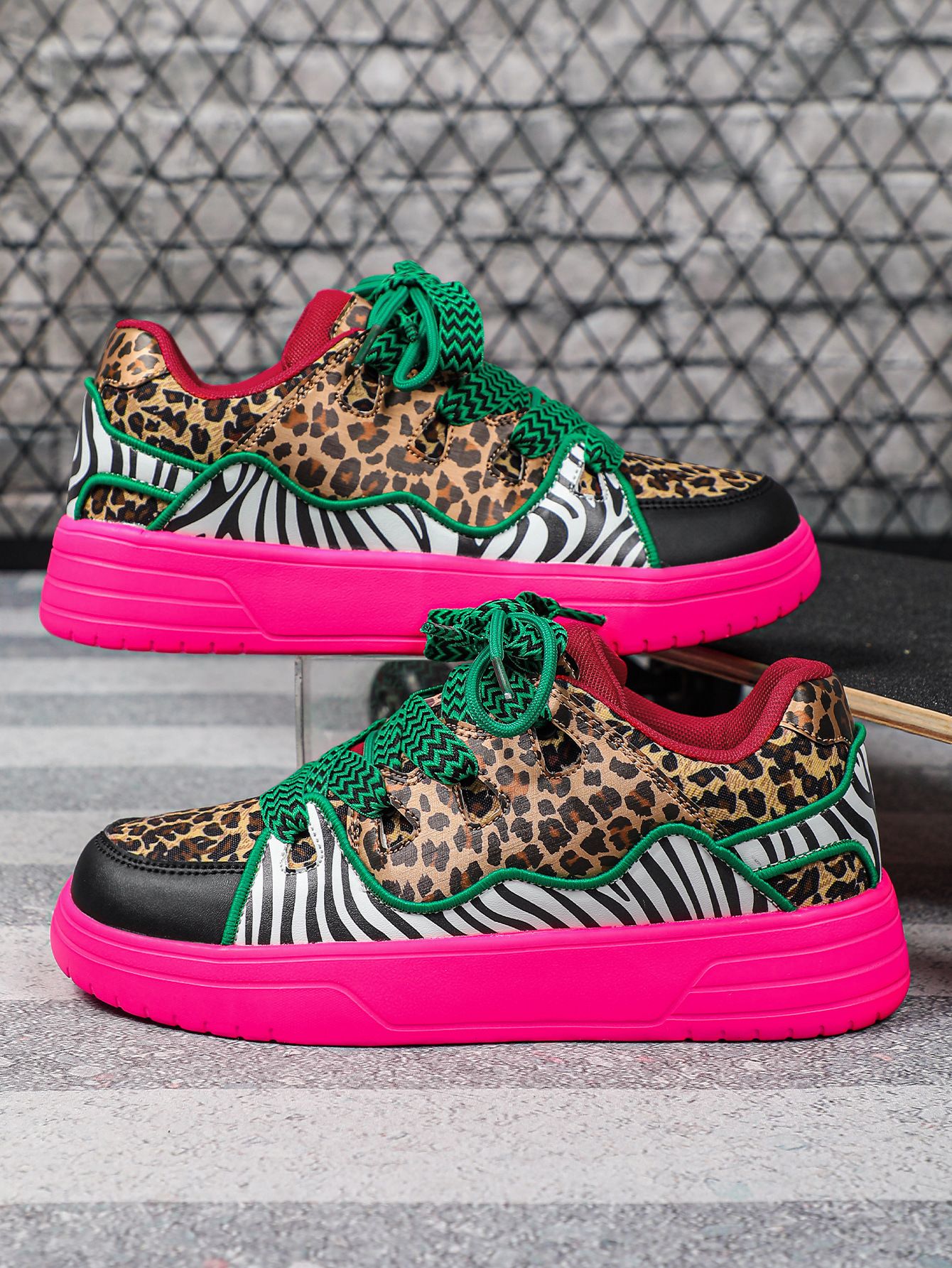 Leopard print personalized women's shoes, trendy street fashion skate shoes, thick-soled versatile outdoor couple sneakers, fashionable shoes.