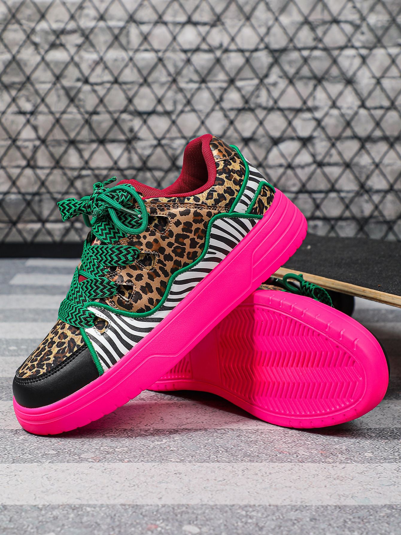Leopard print personalized women's shoes, trendy street fashion skate shoes, thick-soled versatile outdoor couple sneakers, fashionable shoes.