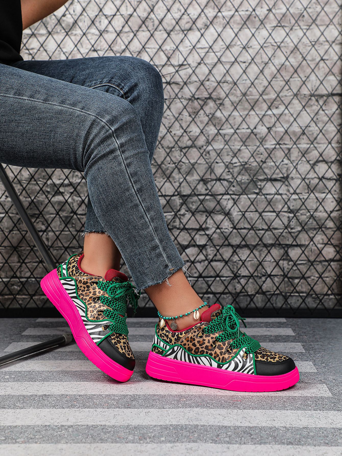 Leopard print personalized women's shoes, trendy street fashion skate shoes, thick-soled versatile outdoor couple sneakers, fashionable shoes.