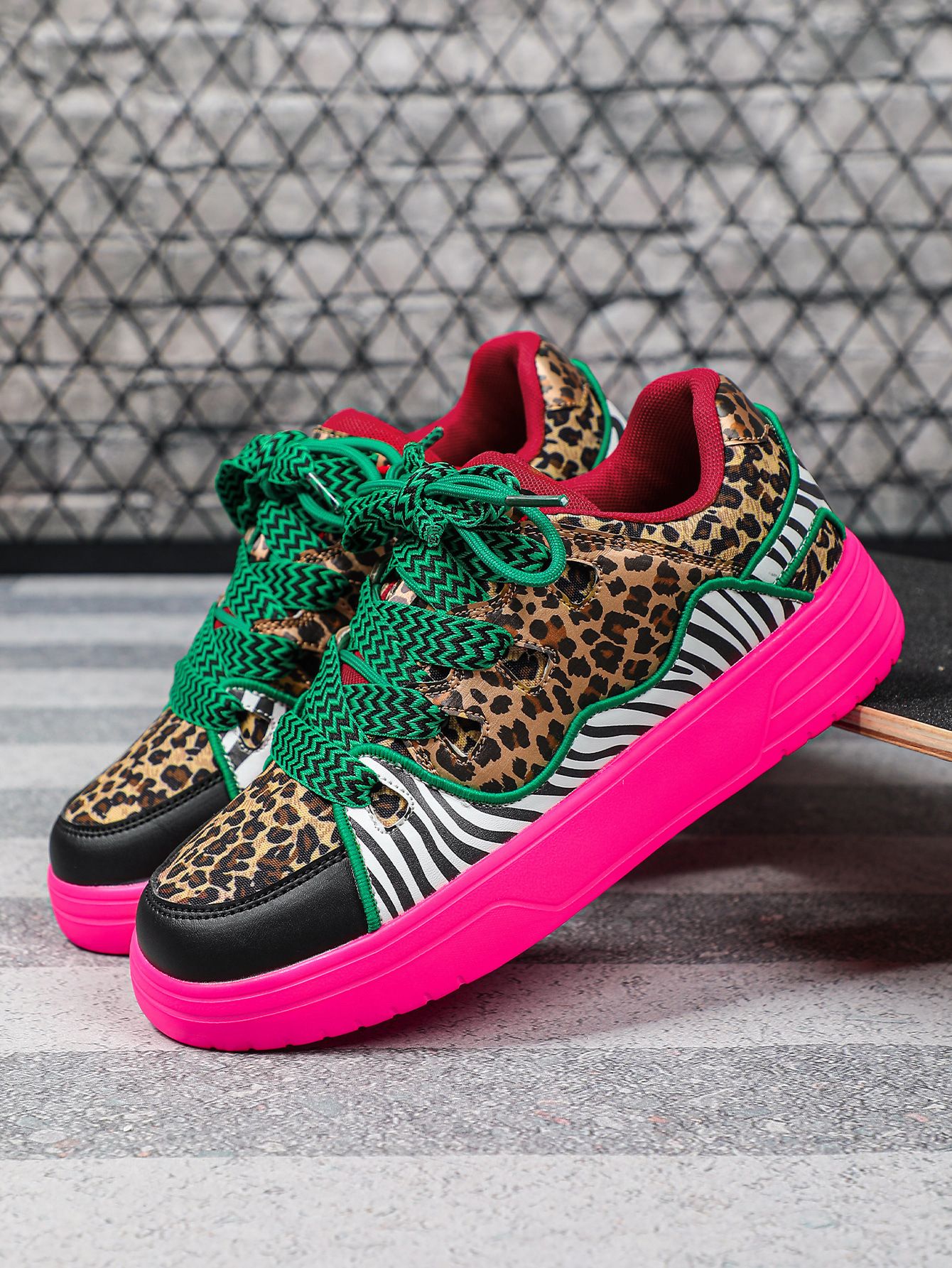 Leopard print personalized women's shoes, trendy street fashion skate shoes, thick-soled versatile outdoor couple sneakers, fashionable shoes.