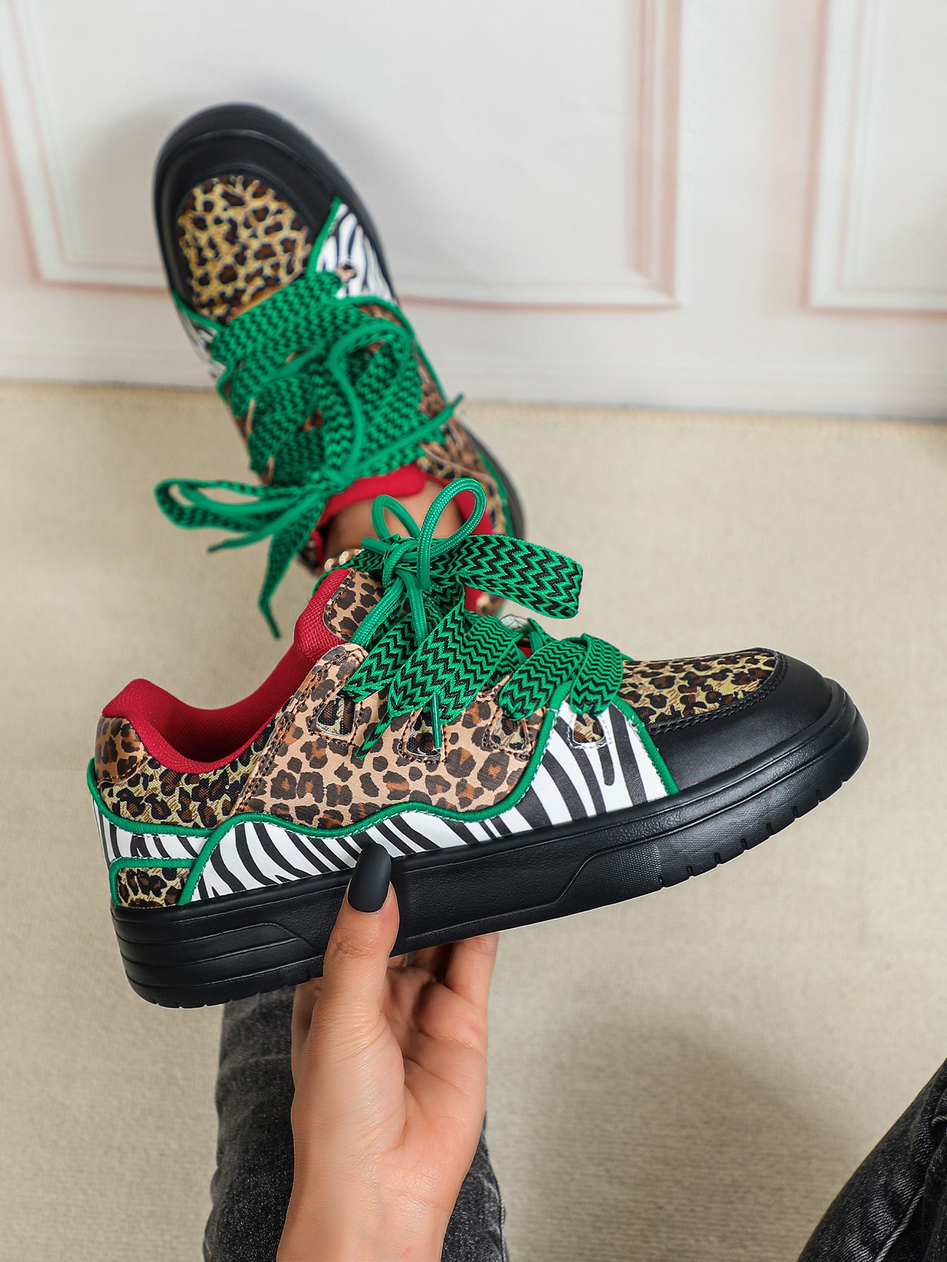 Leopard print personalized women's shoes, trendy street fashion skate shoes, thick-soled versatile outdoor couple sneakers, fashionable shoes.