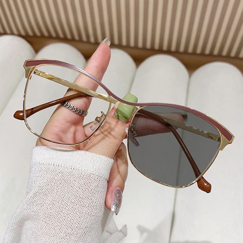 metal personalized color-changing flat mirror, fashionable cat-eye glasses frame, European and American color-changing anti-blue light glasses Kioo cha gorofa kinachobadilisha rangi glasi za mwan
