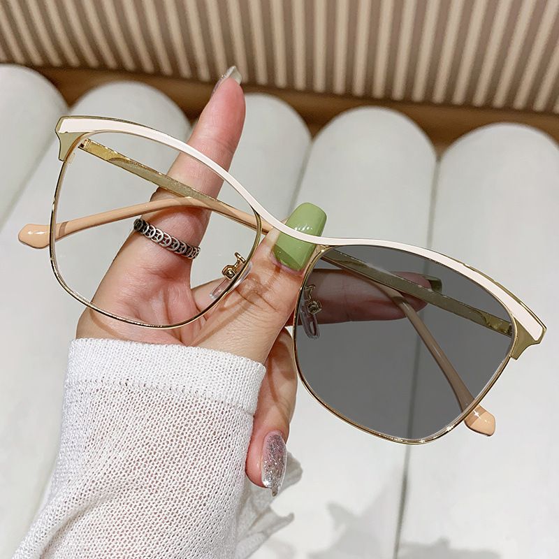 metal personalized color-changing flat mirror, fashionable cat-eye glasses frame, European and American color-changing anti-blue light glasses Kioo cha gorofa kinachobadilisha rangi glasi za mwan