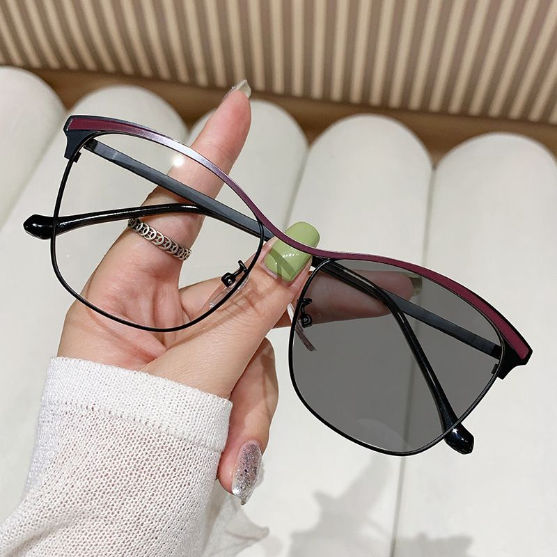 metal personalized color-changing flat mirror, fashionable cat-eye glasses frame, European and American color-changing anti-blue light glasses Kioo cha gorofa kinachobadilisha rangi glasi za mwan