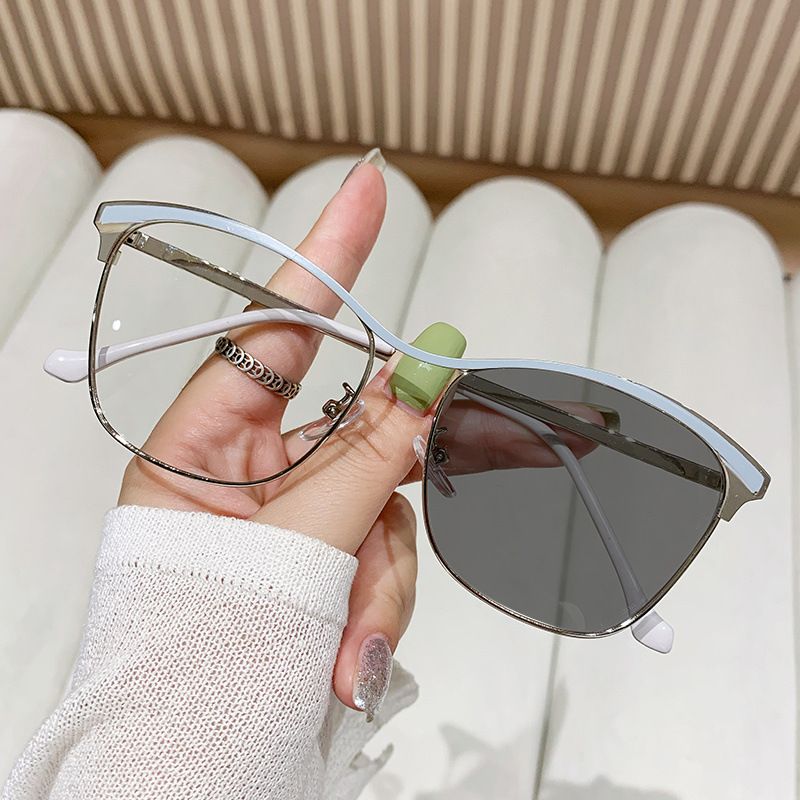 metal personalized color-changing flat mirror, fashionable cat-eye glasses frame, European and American color-changing anti-blue light glasses Kioo cha gorofa kinachobadilisha rangi glasi za mwan