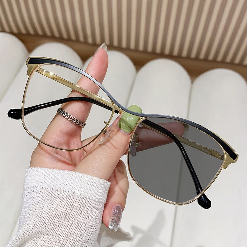 metal personalized color-changing flat mirror, fashionable cat-eye glasses frame, European and American color-changing anti-blue light glasses Kioo cha gorofa kinachobadilisha rangi glasi za mwan