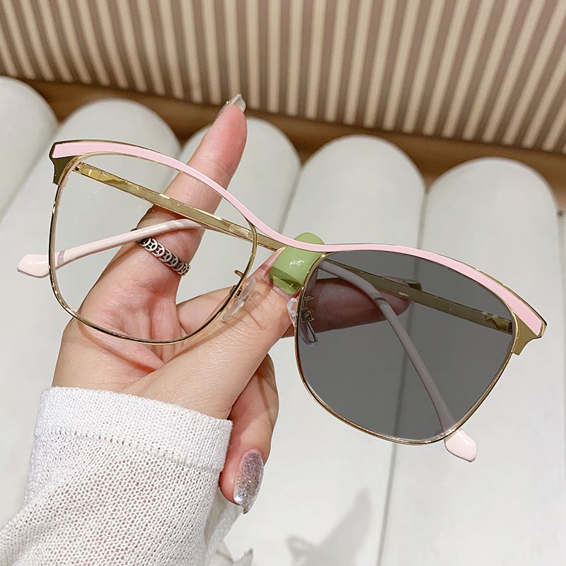 metal personalized color-changing flat mirror, fashionable cat-eye glasses frame, European and American color-changing anti-blue light glasses Kioo cha gorofa kinachobadilisha rangi glasi za mwan