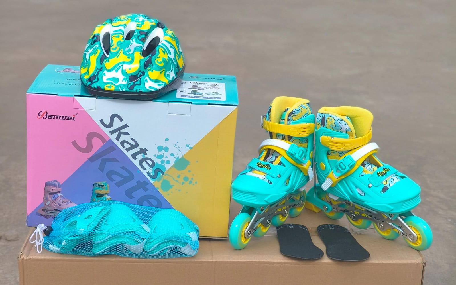 ✅️OFFER!! OFFER!! ✅️Full Set Kit Roller Speed Skating Shoes.Adjustable roller skates shoes Protective lining in the skate shoes. Comfortable