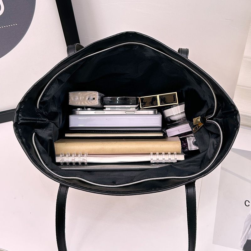 Women's Woven Tote Bag with Small Pouch Large Capacity Shoulder bags Stylish Straw Ladies Bag Look Handbag with Smooth Zipper and Shoulder Straps