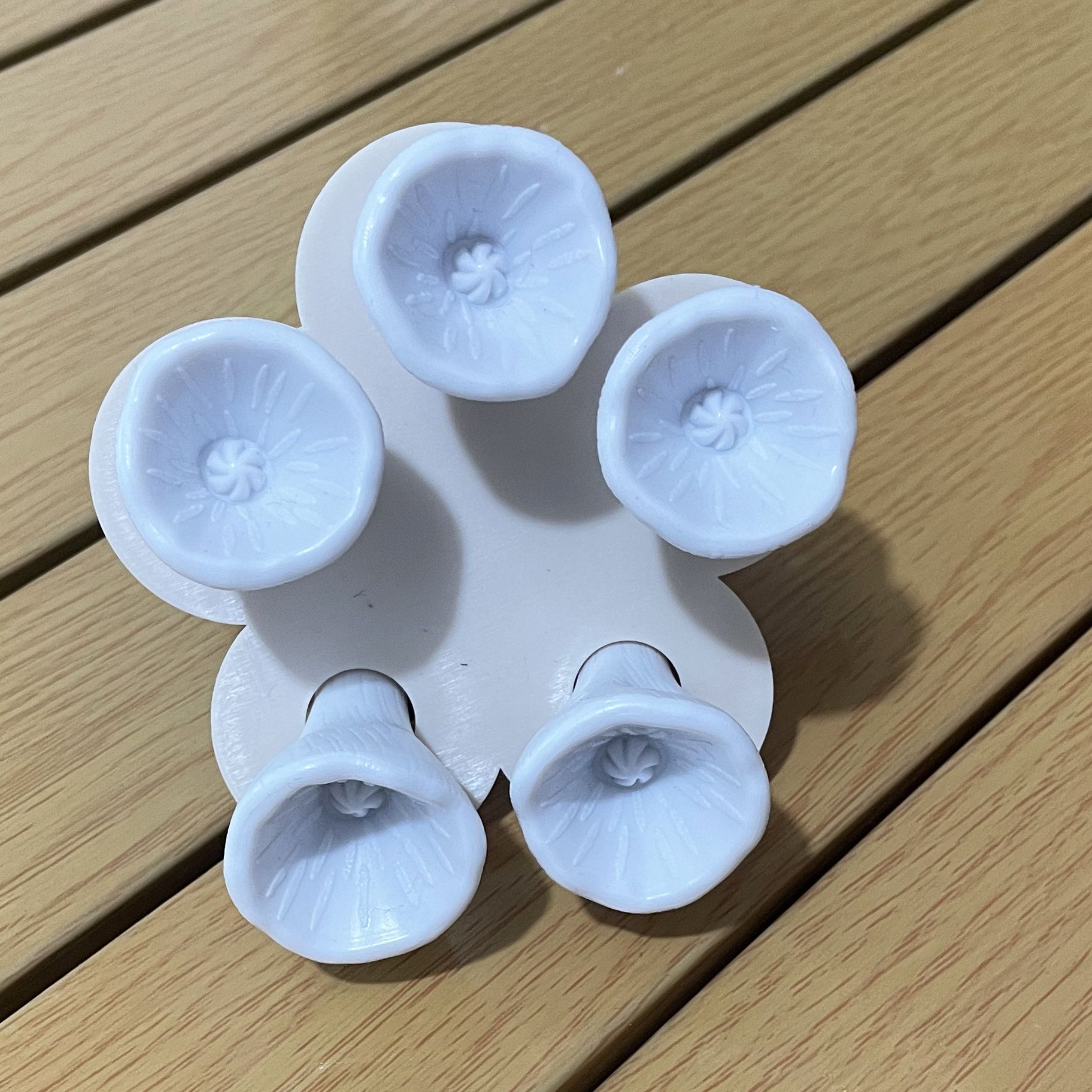 Resin Flower Bee and Insect Water Feeding Cup for Wooden Board Gardens Bee lnsect Drinking Cup