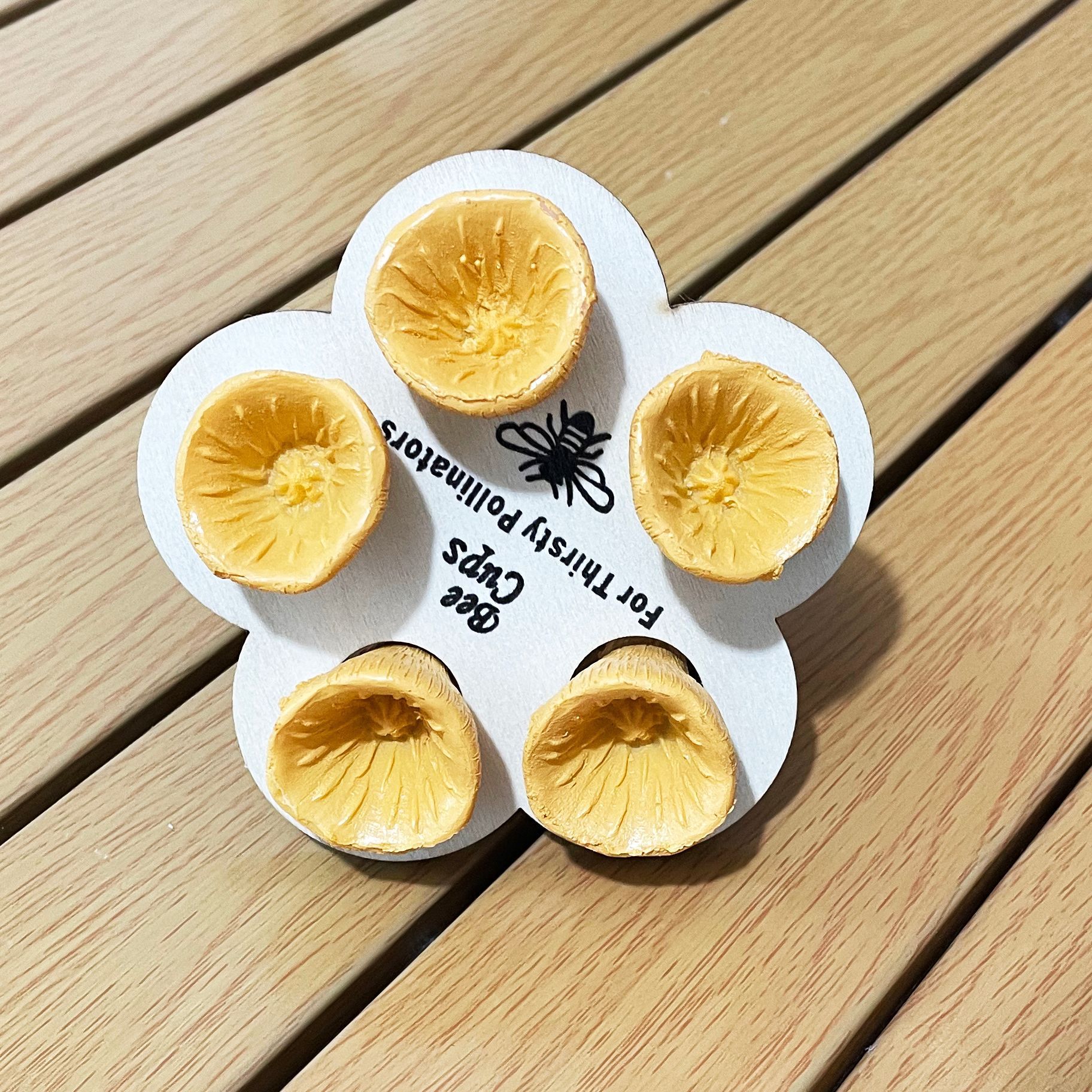 Resin Flower Bee and Insect Water Feeding Cup for Wooden Board Gardens Bee lnsect Drinking Cup