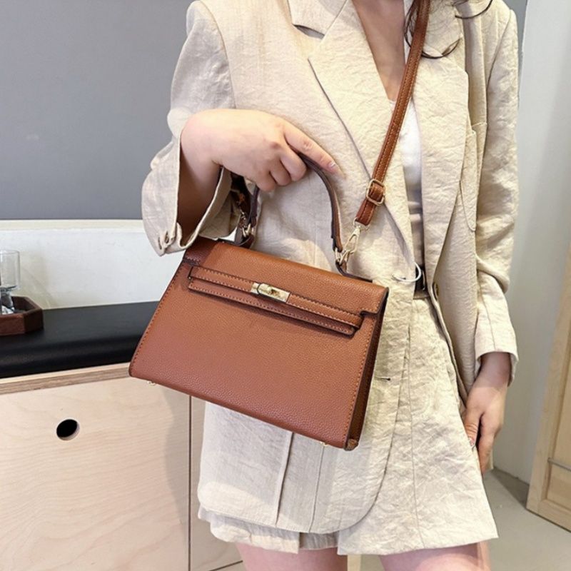 Mateamoda Elegant Handbag for Women with Classic Silhouette Crossbody Bag
