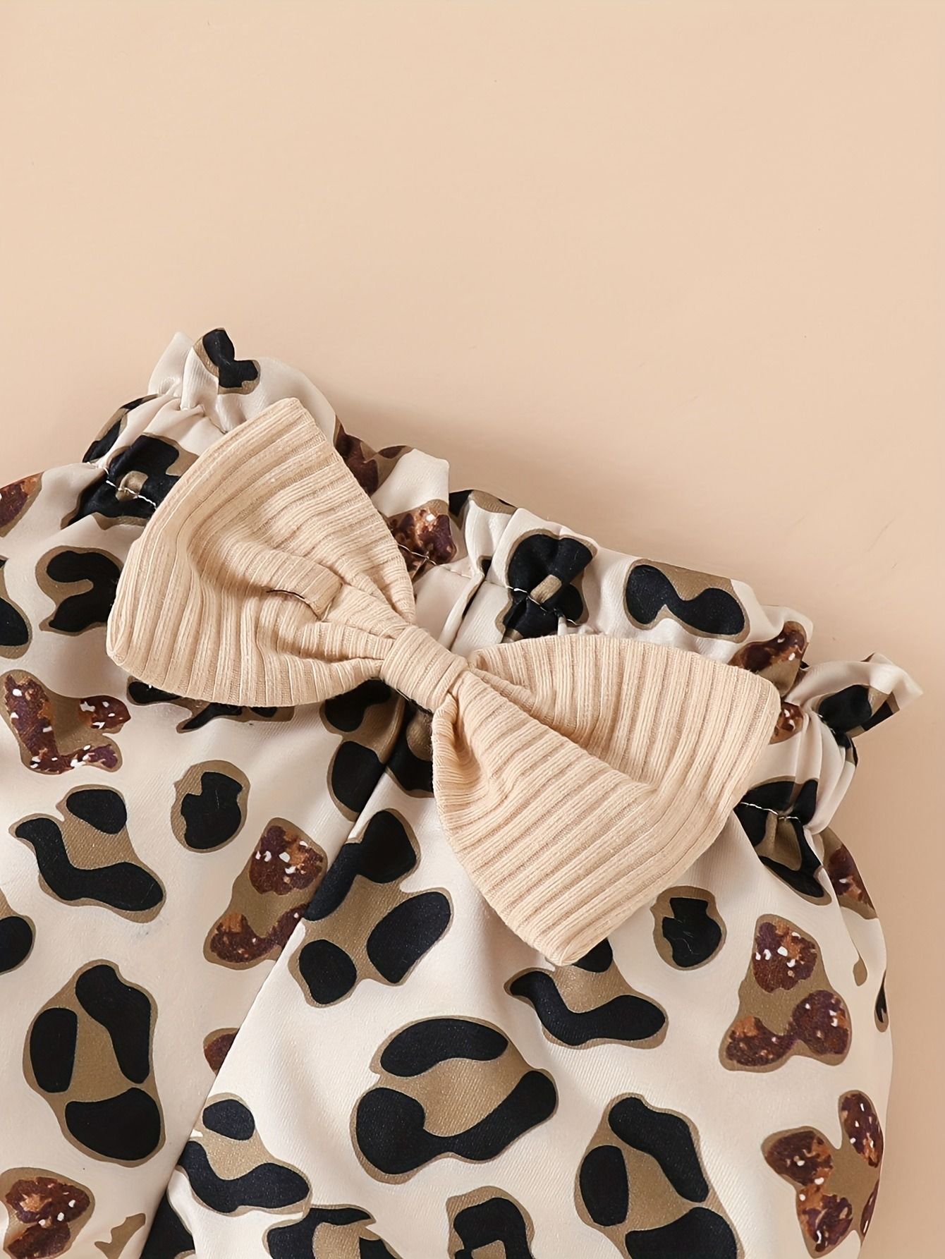 New Baby Girl Outfit Set 0–18 Months Letter Print Ribbed Short Sleeve Romper with Lantern Shorts and Bow Headband 3-Piece Infant Clothing Set Cute English Alphabet Baby Clothes