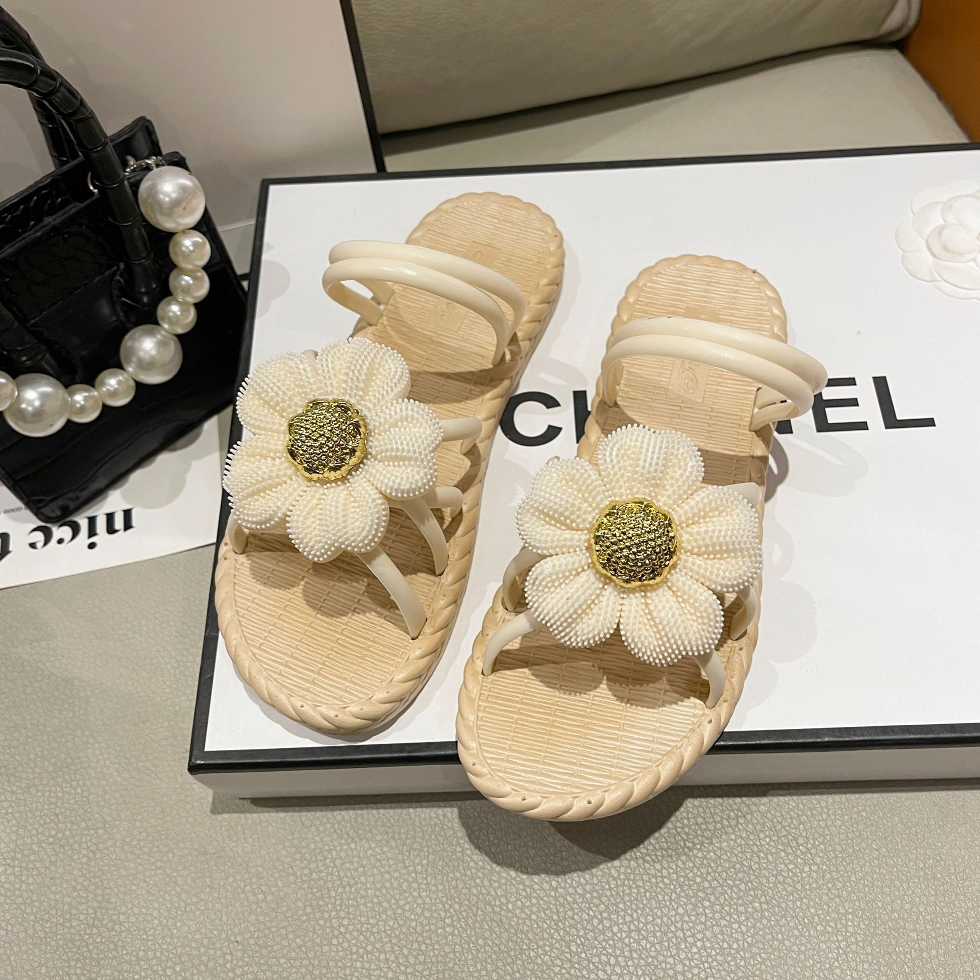 Summer new two-wear sandals, Korean fashion flowers, versatile, out, home, casual women's slippers white