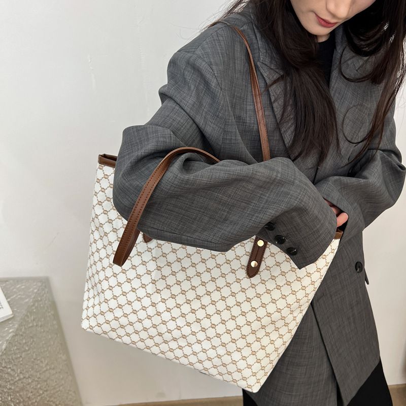 Large Capacity Shoulder Bag Women's PU Leather Handbag for Commuting and Casual Use Versatile Tote Bag