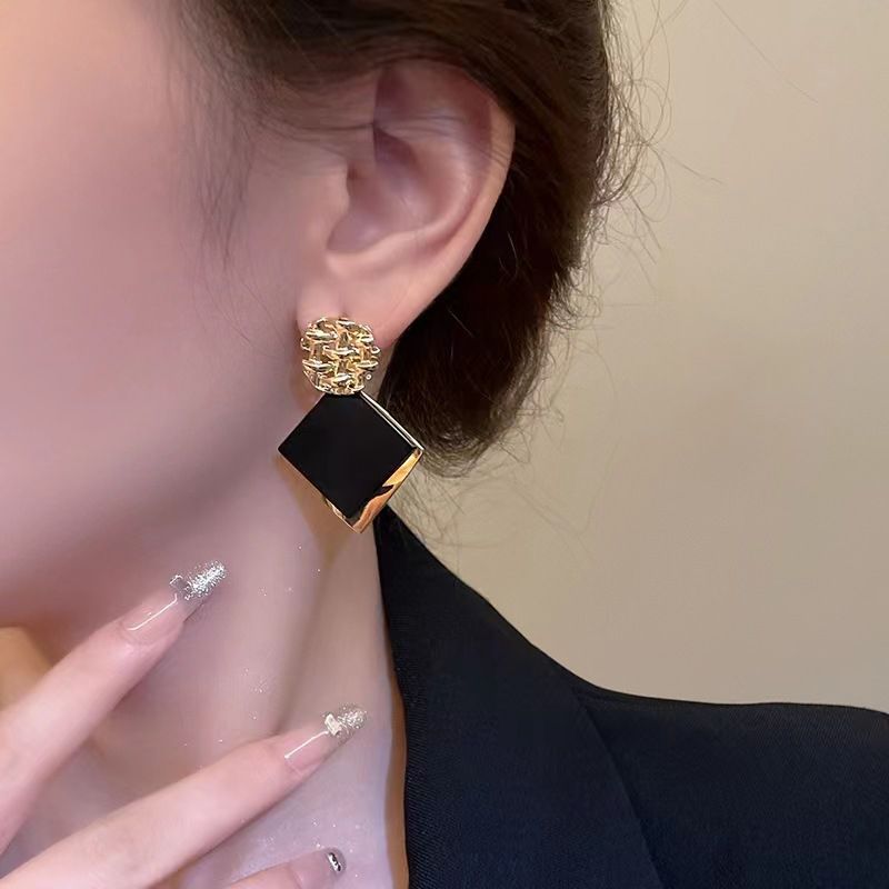 1 Pair Of Women's Fashion Casual Black Square Large Earrings New Retro Light Luxury Metal Personality Earrings Geometric Sequins Party Earrings